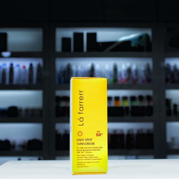 ضدآفتاب بی رنگ Lafarrer لافارر مدل SPF50 پوست چرب و آکنه دار